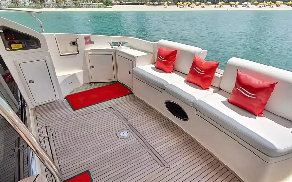 Аренда моторной яхты Azimut 48 в Дубай - на корме